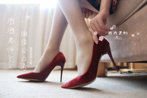 [Internet Celebrity COS] Jiujiu Teacher - Red Wine Scented High Heels